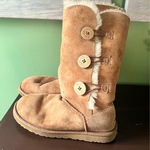 UGG Size 8 Tall Bailey Button